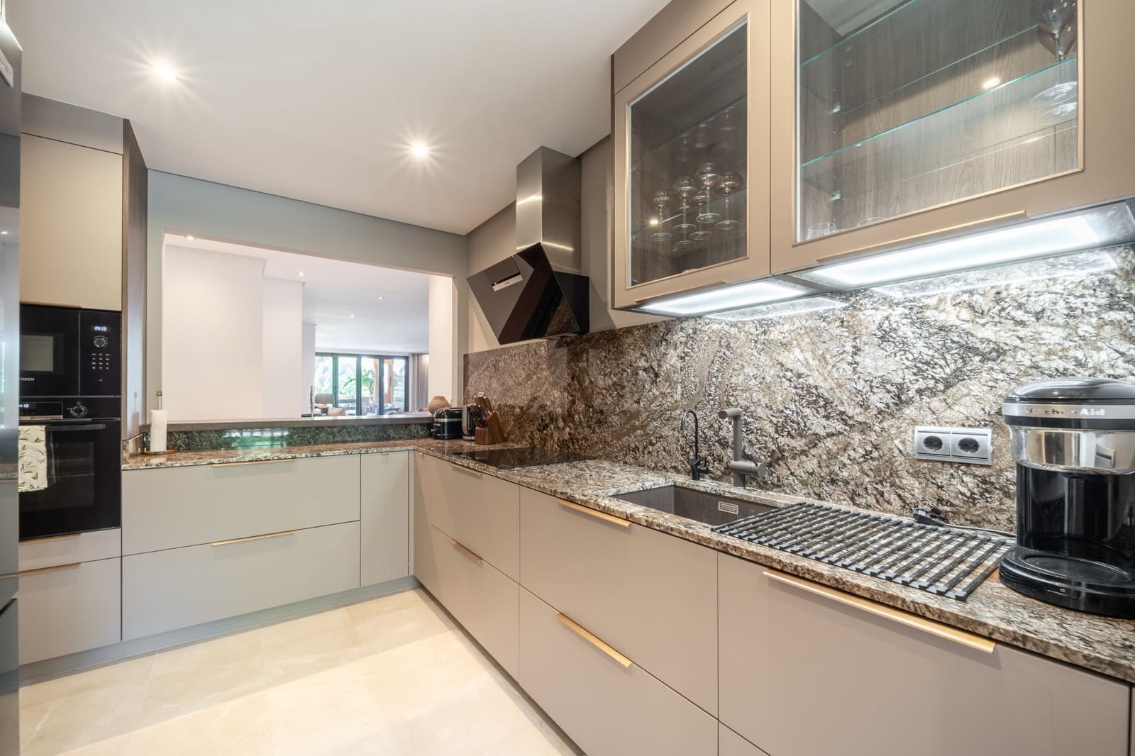 2 slaapkamer Appartement te koop in Marbella met zwembad garage - € 1.395.000 (Ref: 9145462)