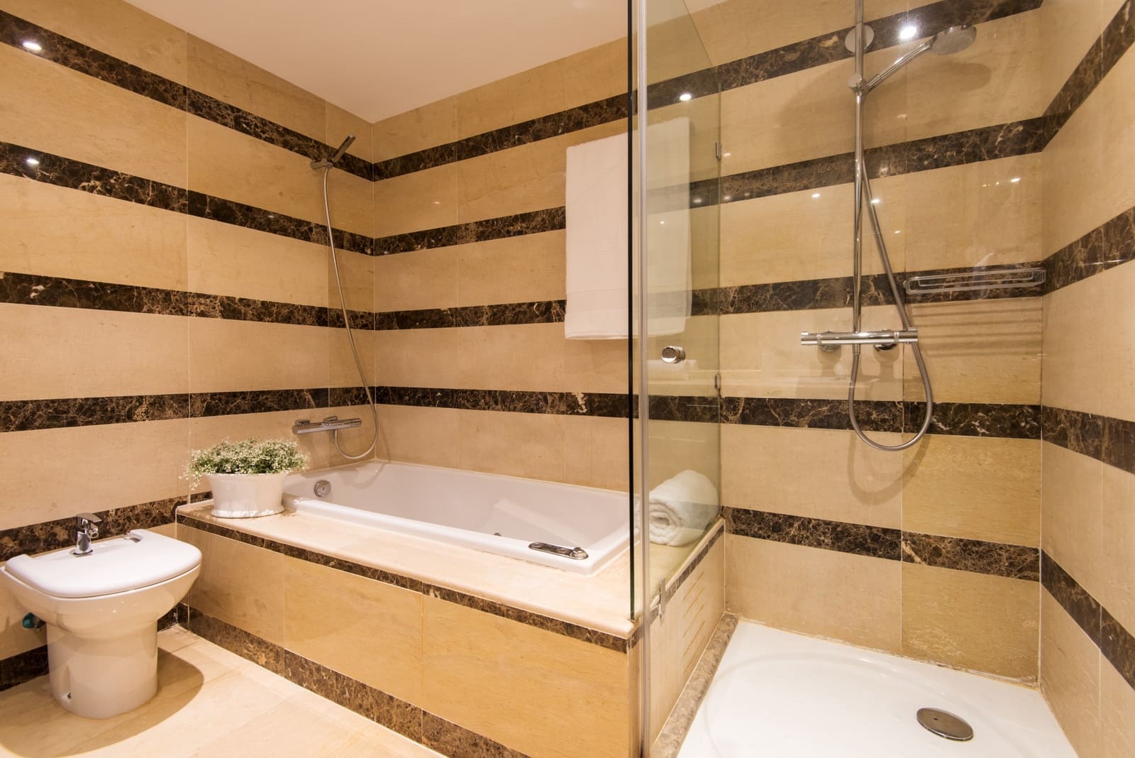 2 soverom Hus til salgs i Marbella med svømmebasseng garasje - € 850 000 (Ref: 9145464)