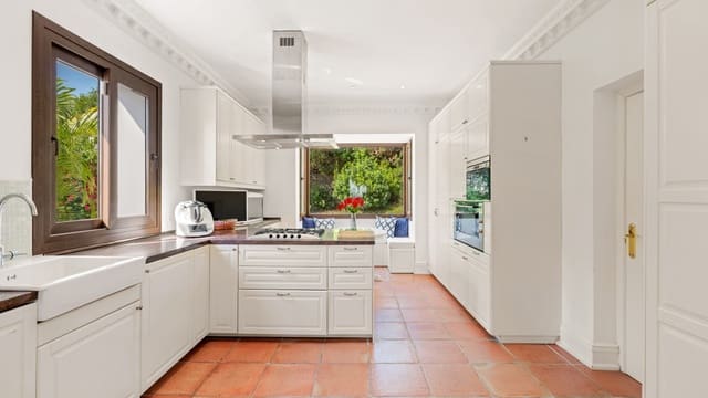 5 bedroom Villa for sale in Golden Mile, Marbella with pool garage - € 3,850,000 (Ref: 9146995)