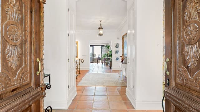 5 bedroom Villa for sale in Golden Mile, Marbella with pool garage - € 3,850,000 (Ref: 9146995)