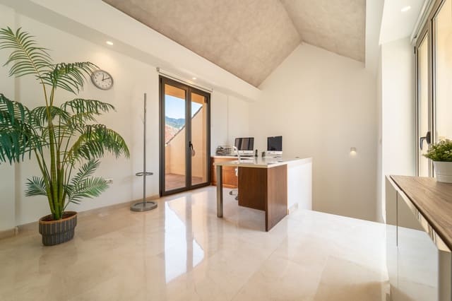 Office for sale in Golden Mile, Marbella with garage - € 420,000 (Ref: 9186835)