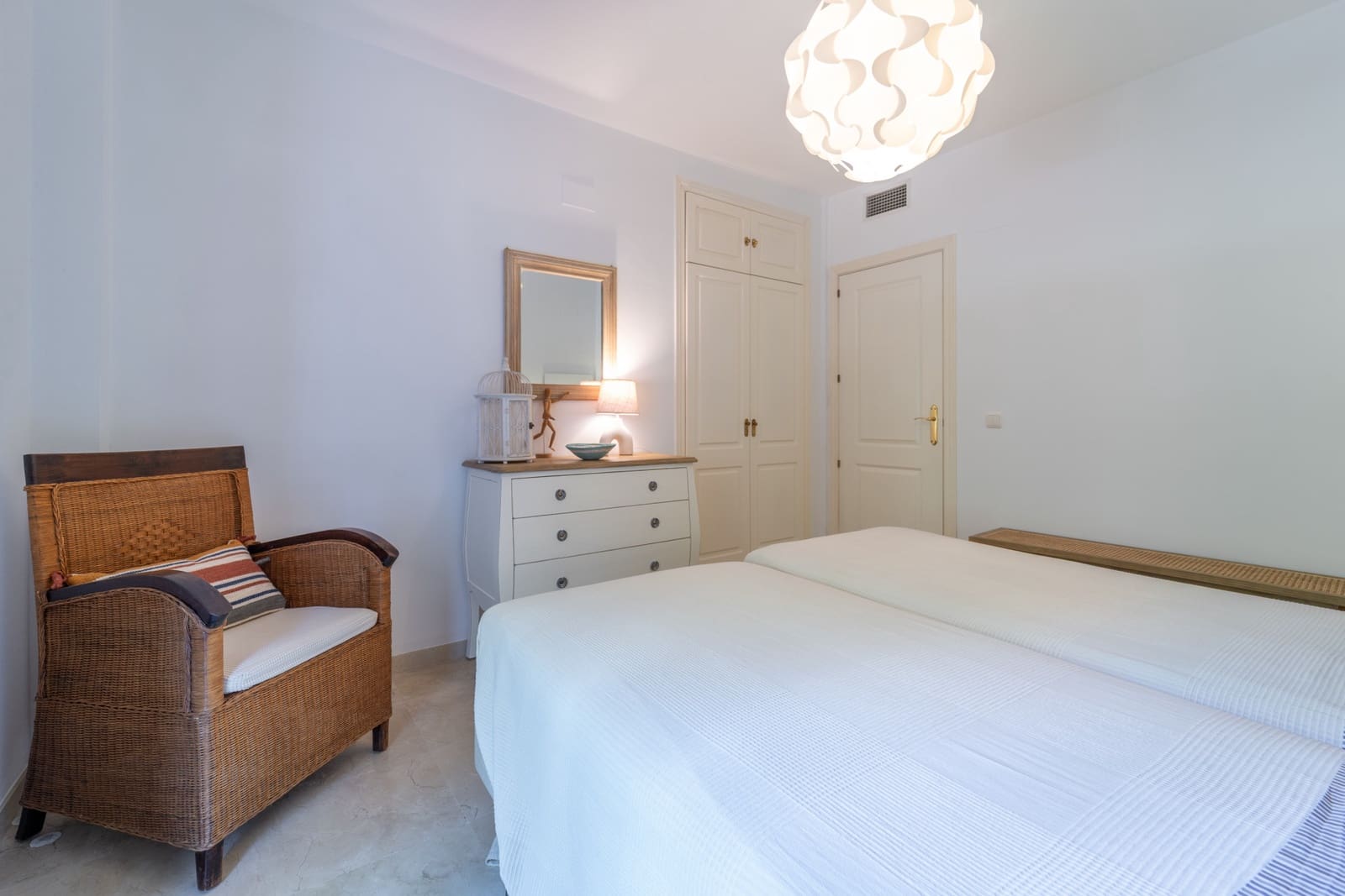 2 bedroom Apartment for rent in Marbella with pool garage - € 2,950 (Ref: 9187444)