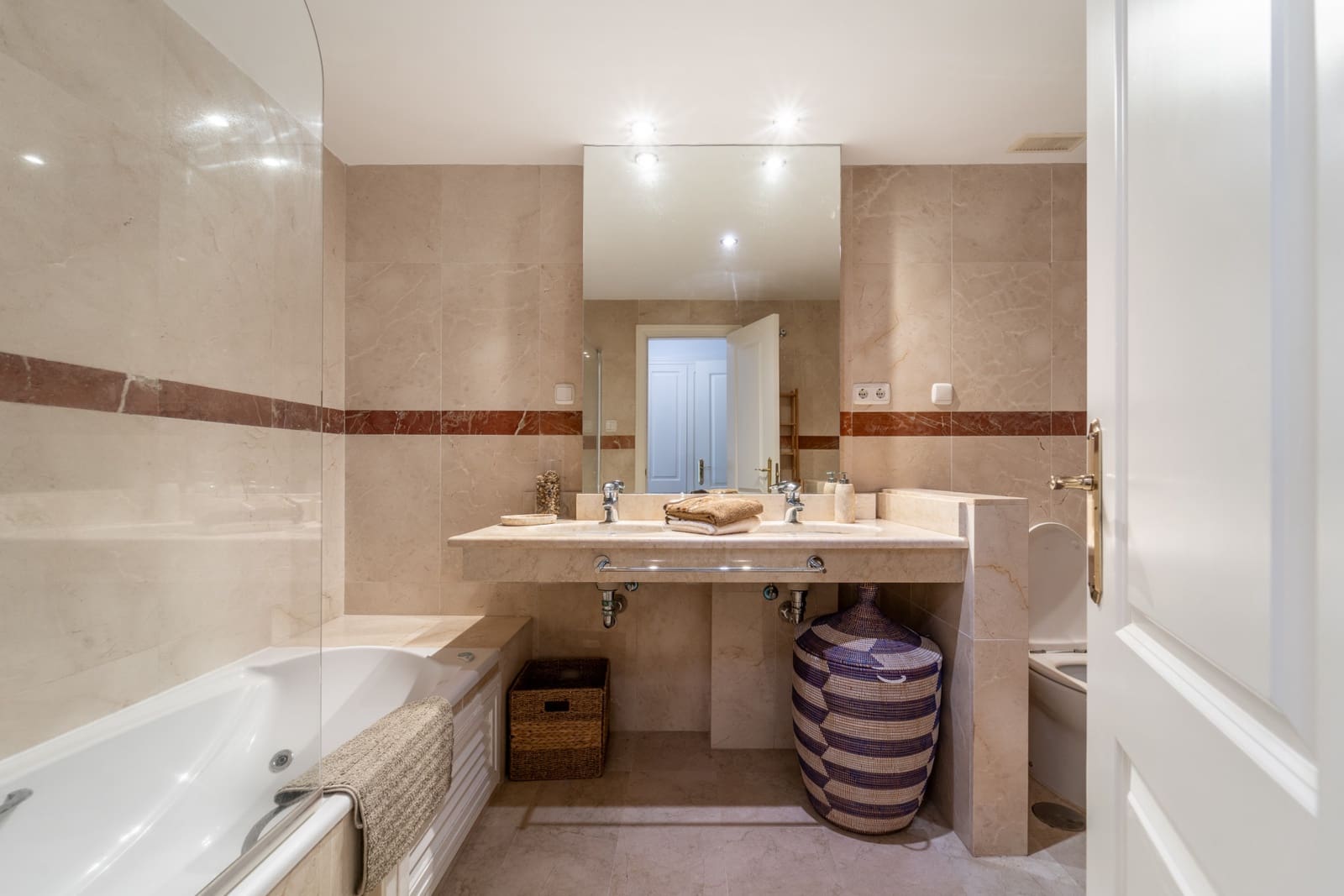 2 bedroom Apartment for rent in Marbella with pool garage - € 2,950 (Ref: 9187444)