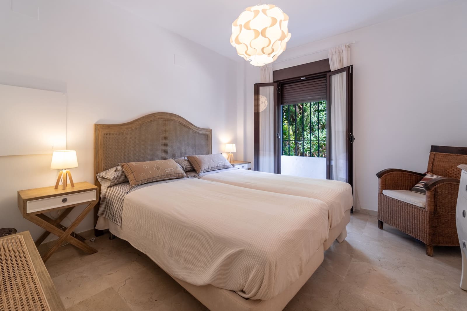 2 bedroom Apartment for rent in Marbella with pool garage - € 2,950 (Ref: 9187444)