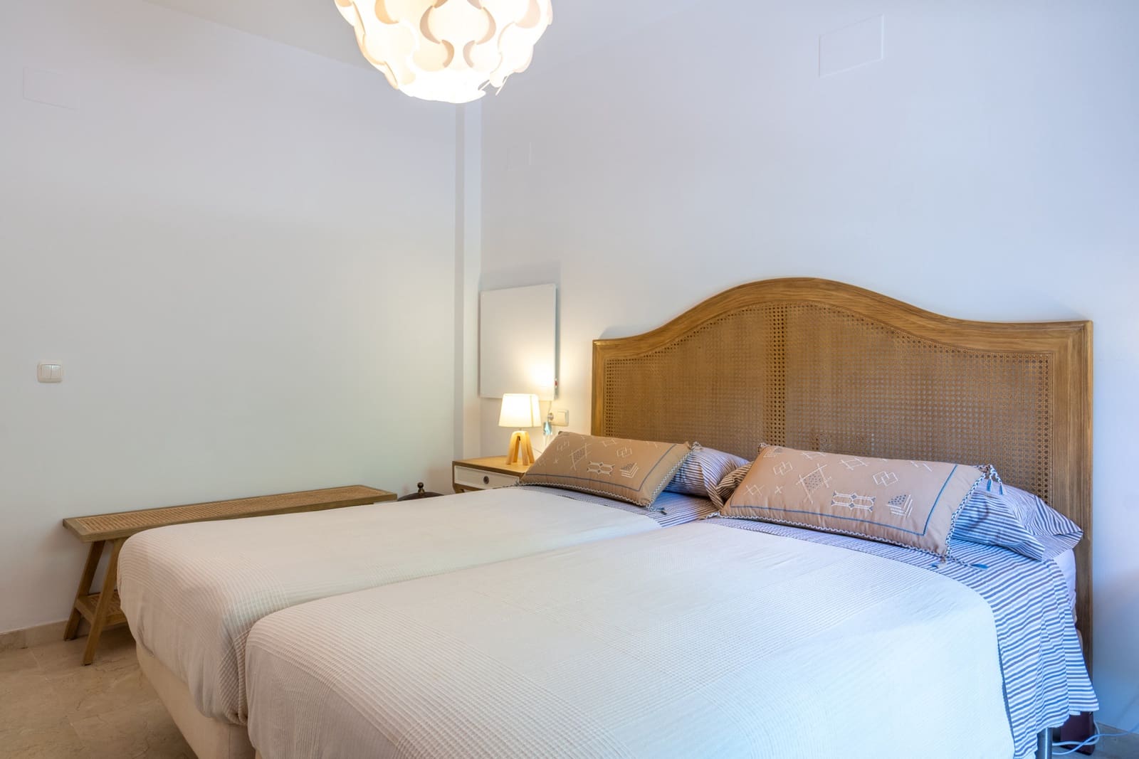 2 bedroom Apartment for rent in Marbella with pool garage - € 2,950 (Ref: 9187444)