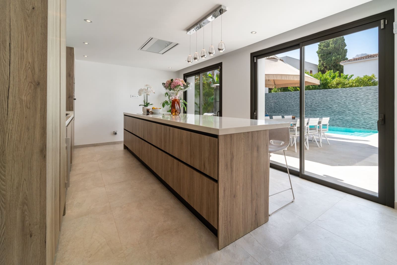 5 bedroom Villa for sale in Marbella with pool garage - € 2,350,000 (Ref: 9192277)