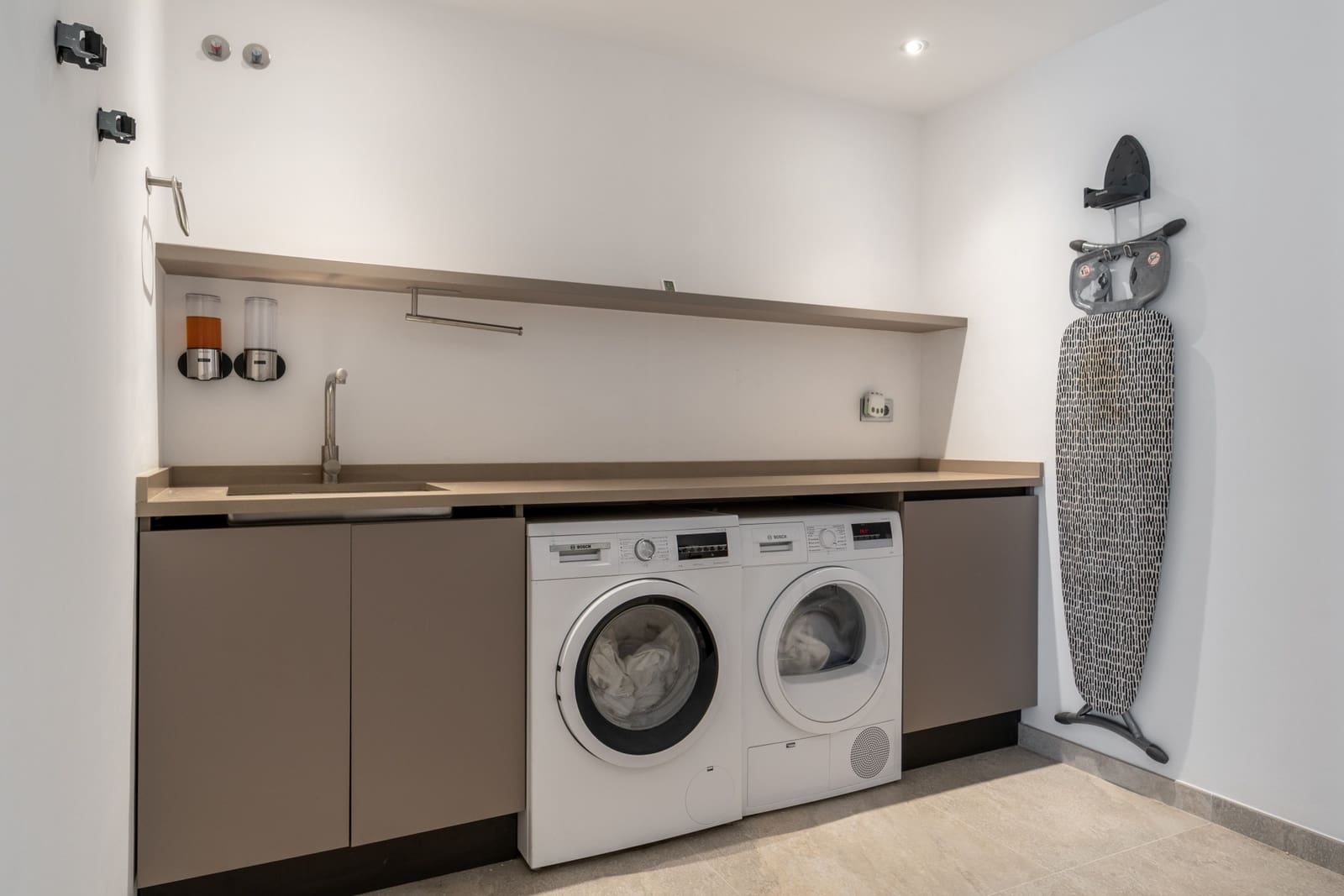 5 bedroom Villa for sale in Marbella with pool garage - € 2,350,000 (Ref: 9192277)