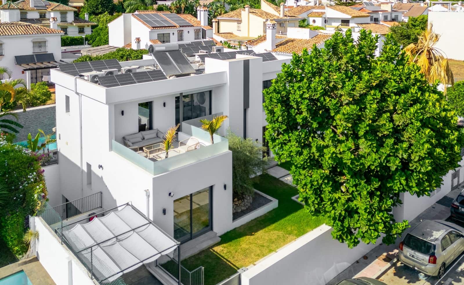 5 bedroom Villa for sale in Marbella with pool garage - € 2,350,000 (Ref: 9192277)