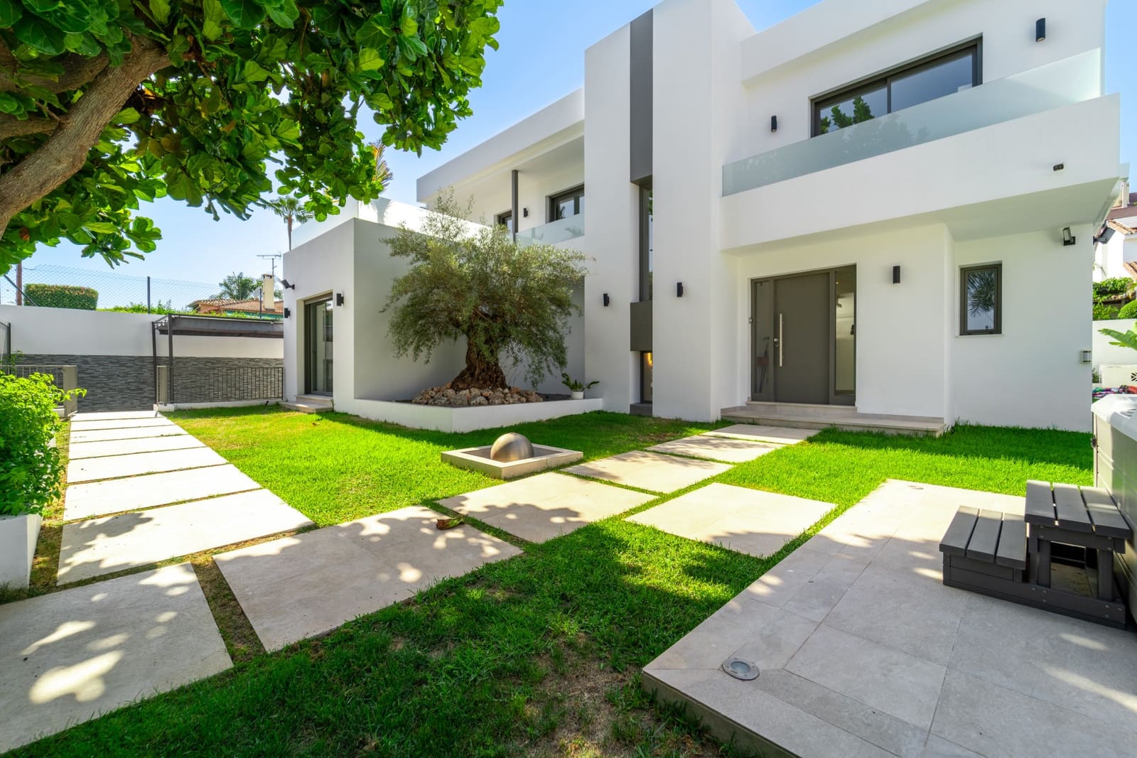 5 bedroom Villa for sale in Marbella with pool garage - € 2,350,000 (Ref: 9192277)