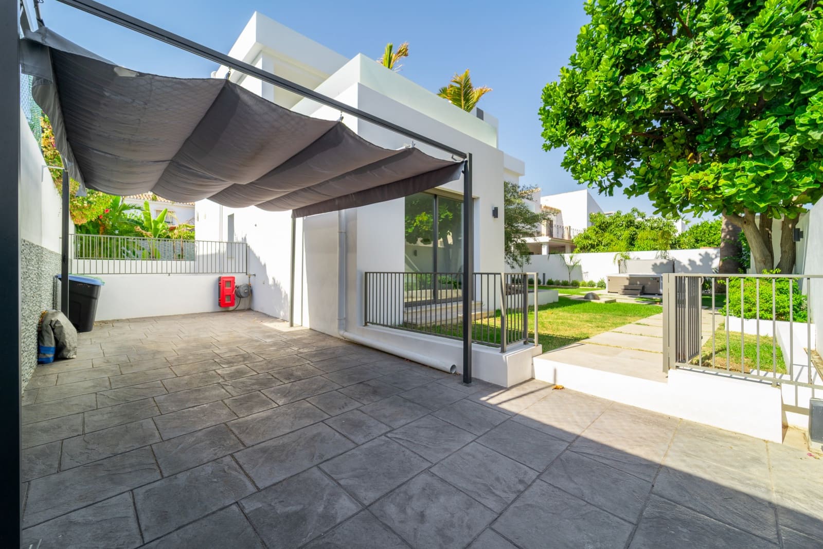 5 bedroom Villa for sale in Marbella with pool garage - € 2,350,000 (Ref: 9192277)