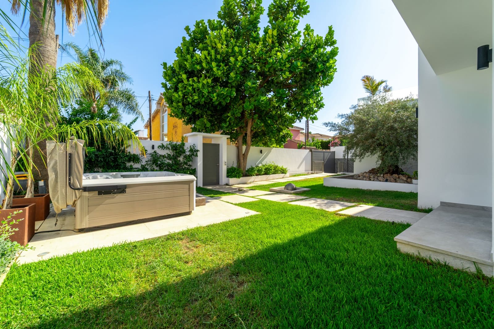 5 bedroom Villa for sale in Marbella with pool garage - € 2,350,000 (Ref: 9192277)