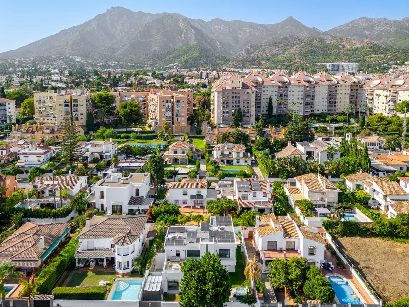 5 bedroom Villa for sale in Marbella with pool garage - € 2,350,000 (Ref: 9192277)