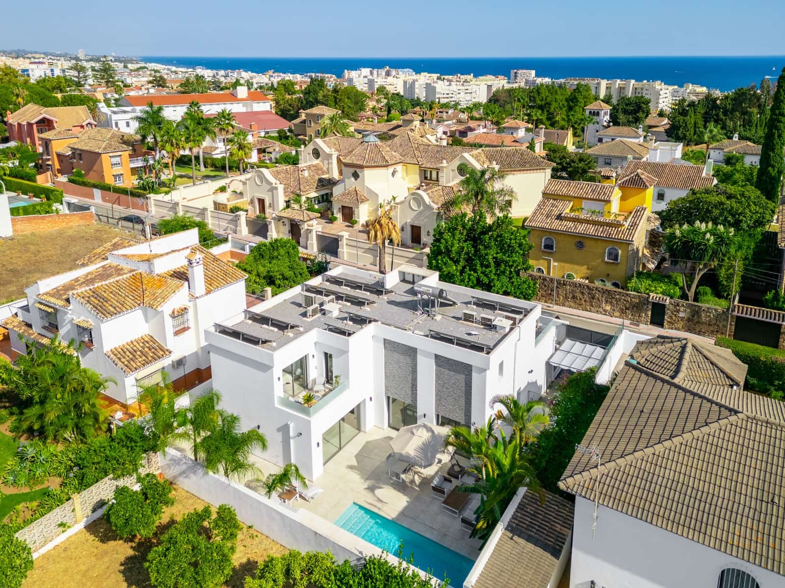 5 bedroom Villa for sale in Marbella with pool garage - € 2,350,000 (Ref: 9192277)