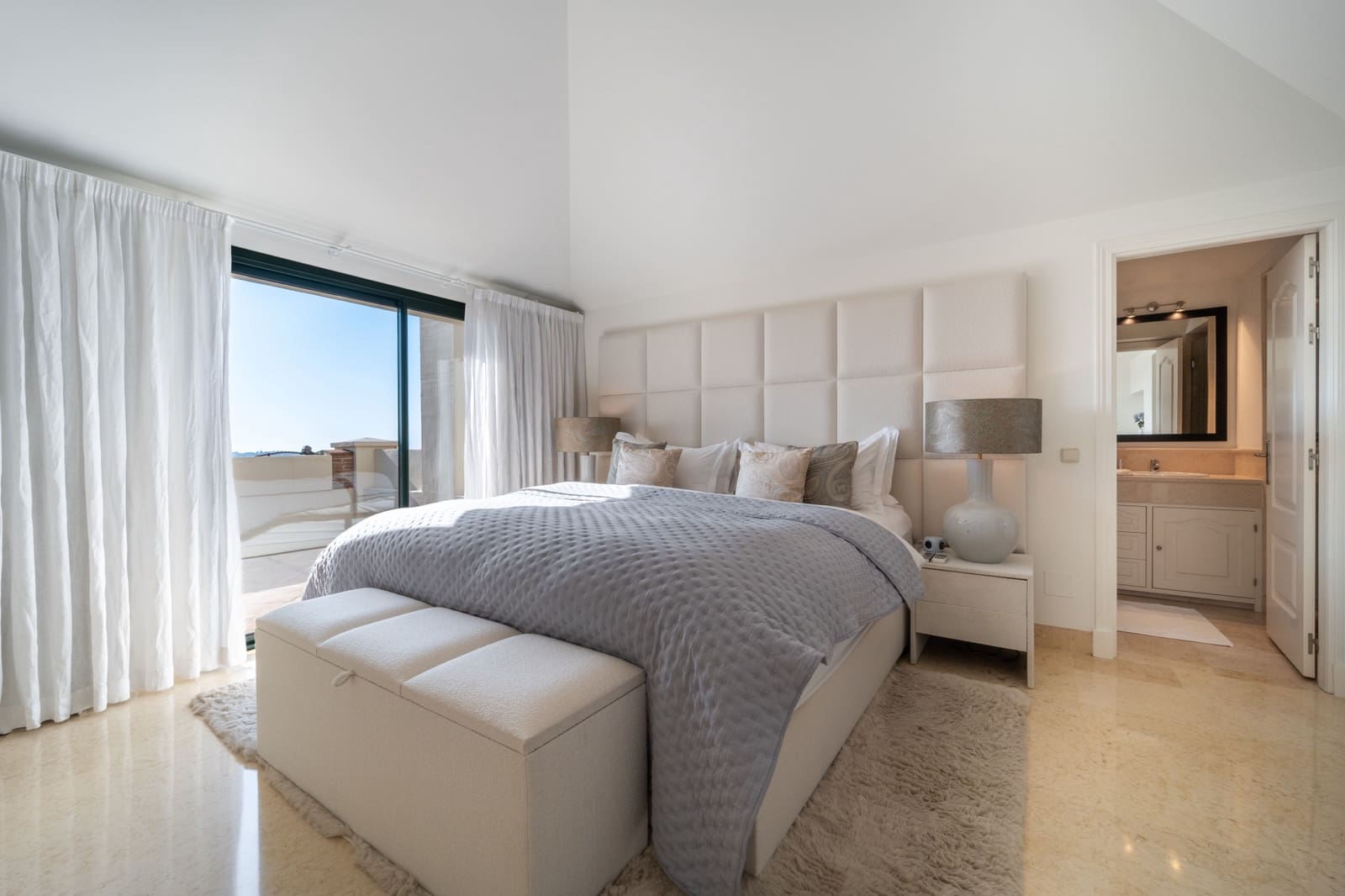 3 sypialnia Penthouse na sprzedaż w Benahavis z basenem garażem - 1 275 000 € (Ref: 9193732)