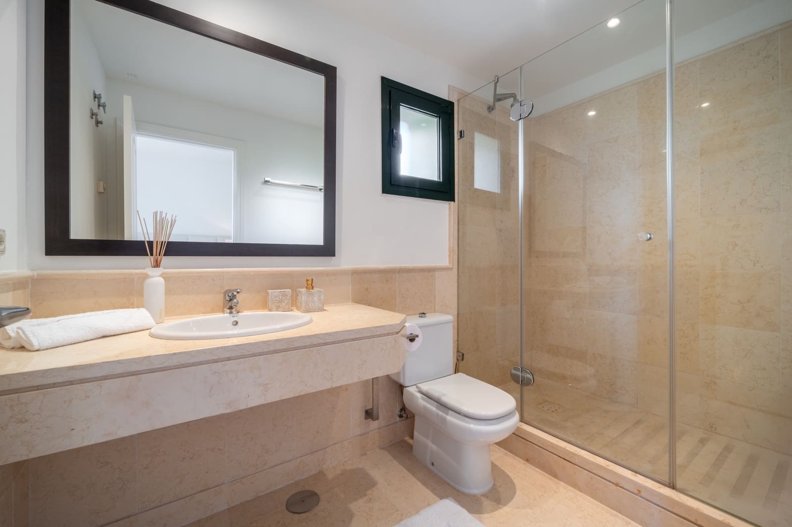3 sypialnia Penthouse na sprzedaż w Benahavis z basenem garażem - 1 275 000 € (Ref: 9193732)