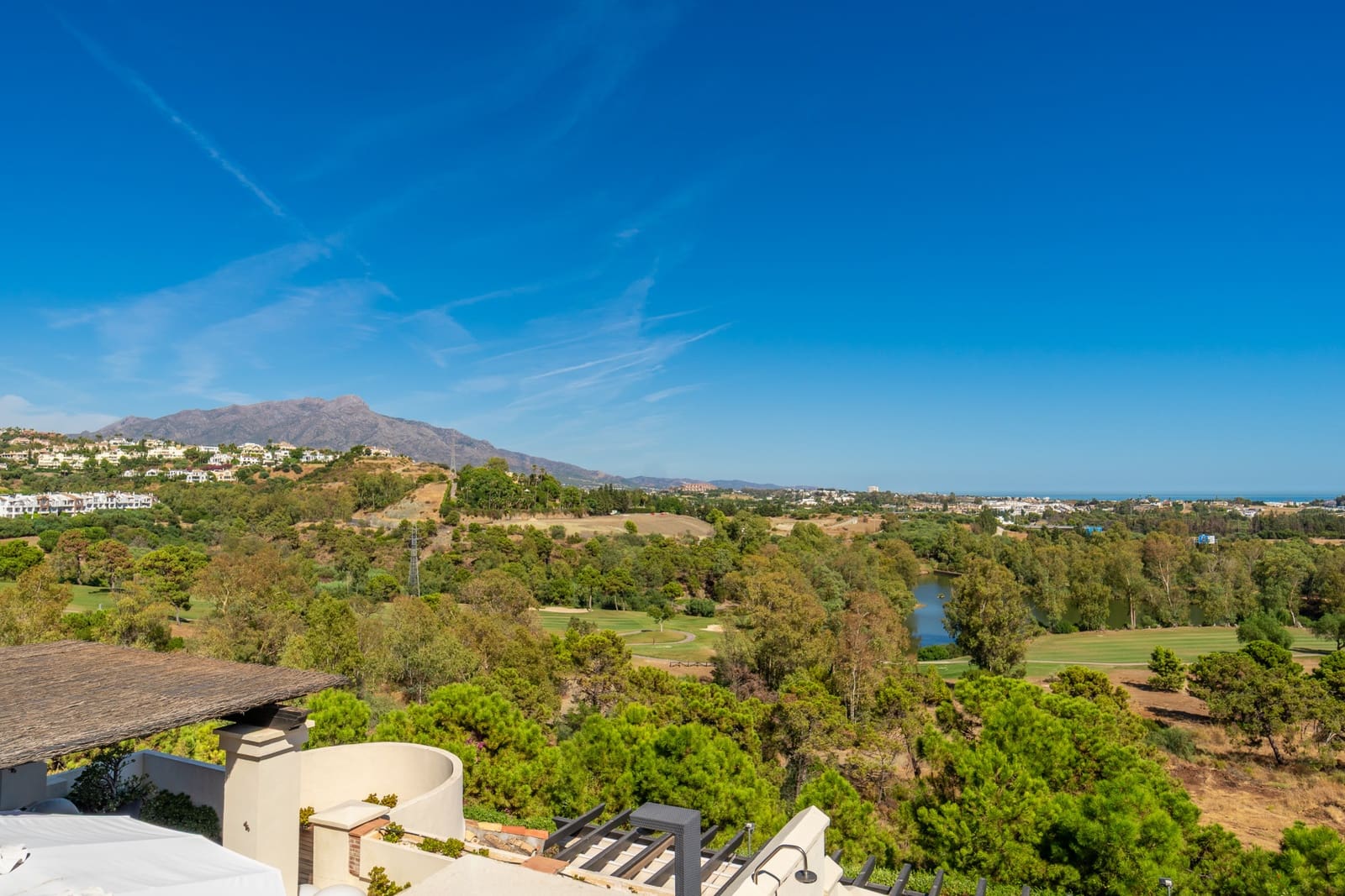 3 sypialnia Penthouse na sprzedaż w Benahavis z basenem garażem - 1 275 000 € (Ref: 9193732)