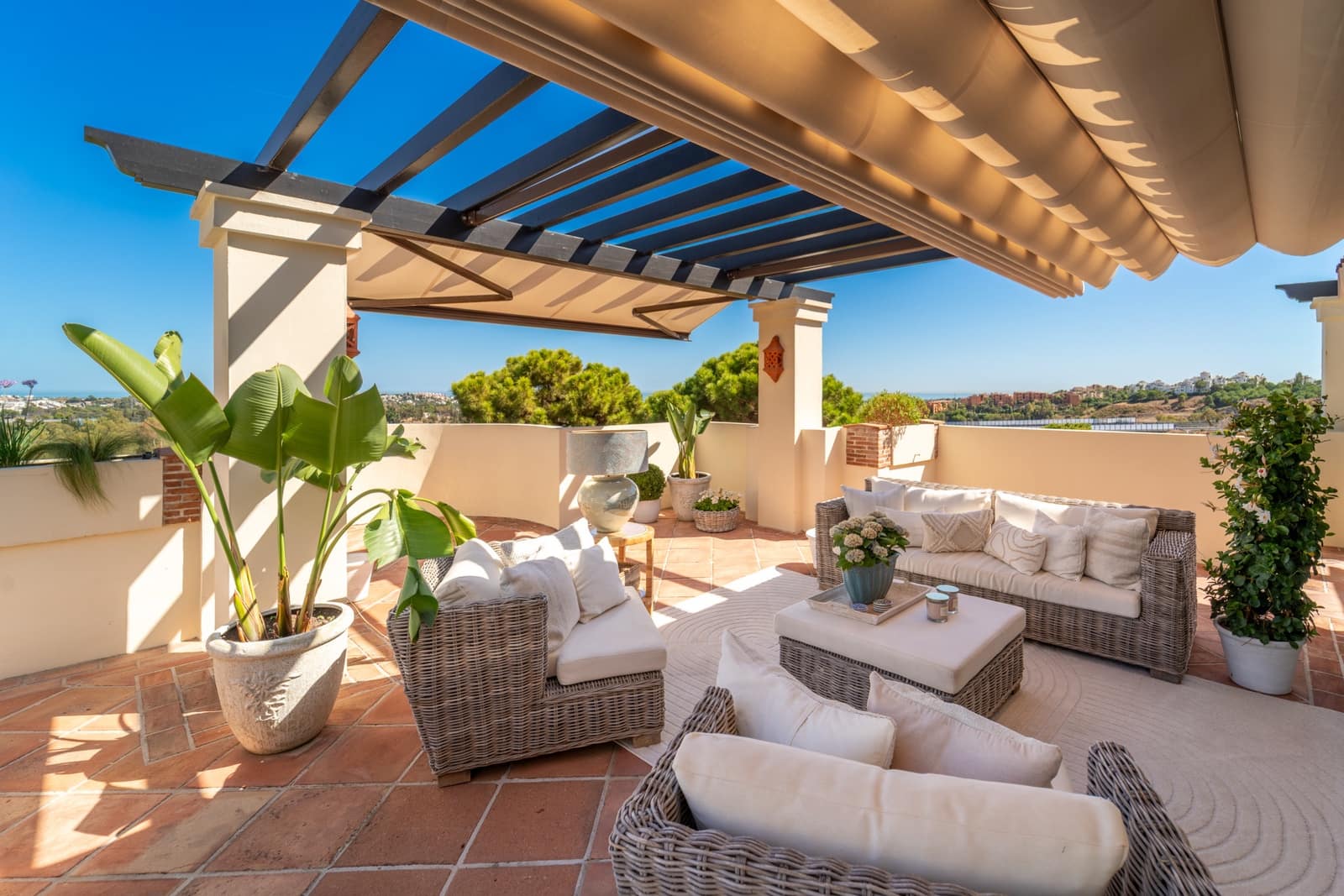 3 sypialnia Penthouse na sprzedaż w Benahavis z basenem garażem - 1 275 000 € (Ref: 9193732)