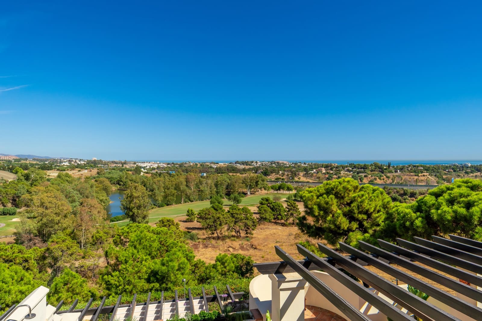3 sypialnia Penthouse na sprzedaż w Benahavis z basenem garażem - 1 275 000 € (Ref: 9193732)