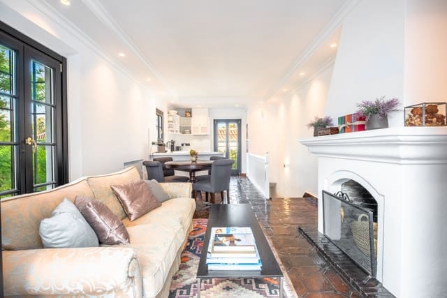 1 bedroom Townhouse for sale in Marbella with pool - € 735,000 (Ref: 9228463)