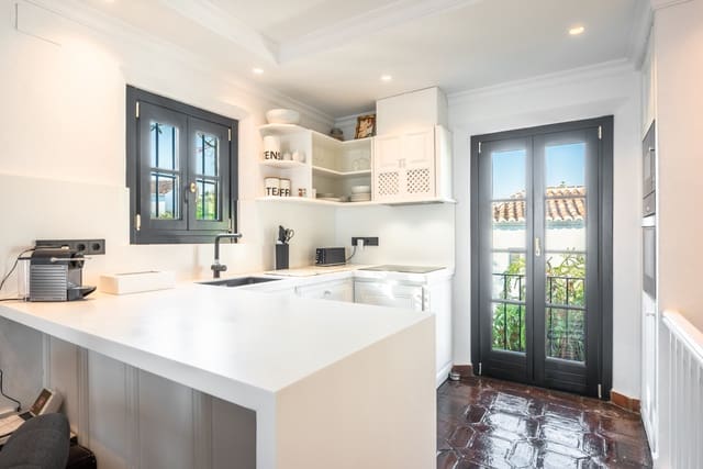 1 bedroom Townhouse for sale in Marbella with pool - € 735,000 (Ref: 9228463)