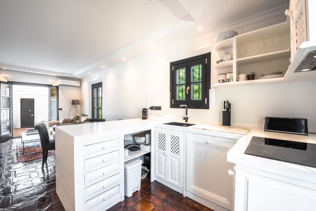 1 bedroom Townhouse for sale in Marbella with pool - € 735,000 (Ref: 9228463)