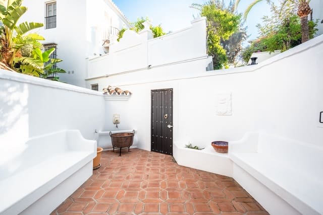 1 bedroom Townhouse for sale in Marbella with pool - € 735,000 (Ref: 9228463)