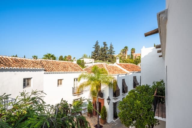 1 bedroom Townhouse for sale in Marbella with pool - € 735,000 (Ref: 9228463)