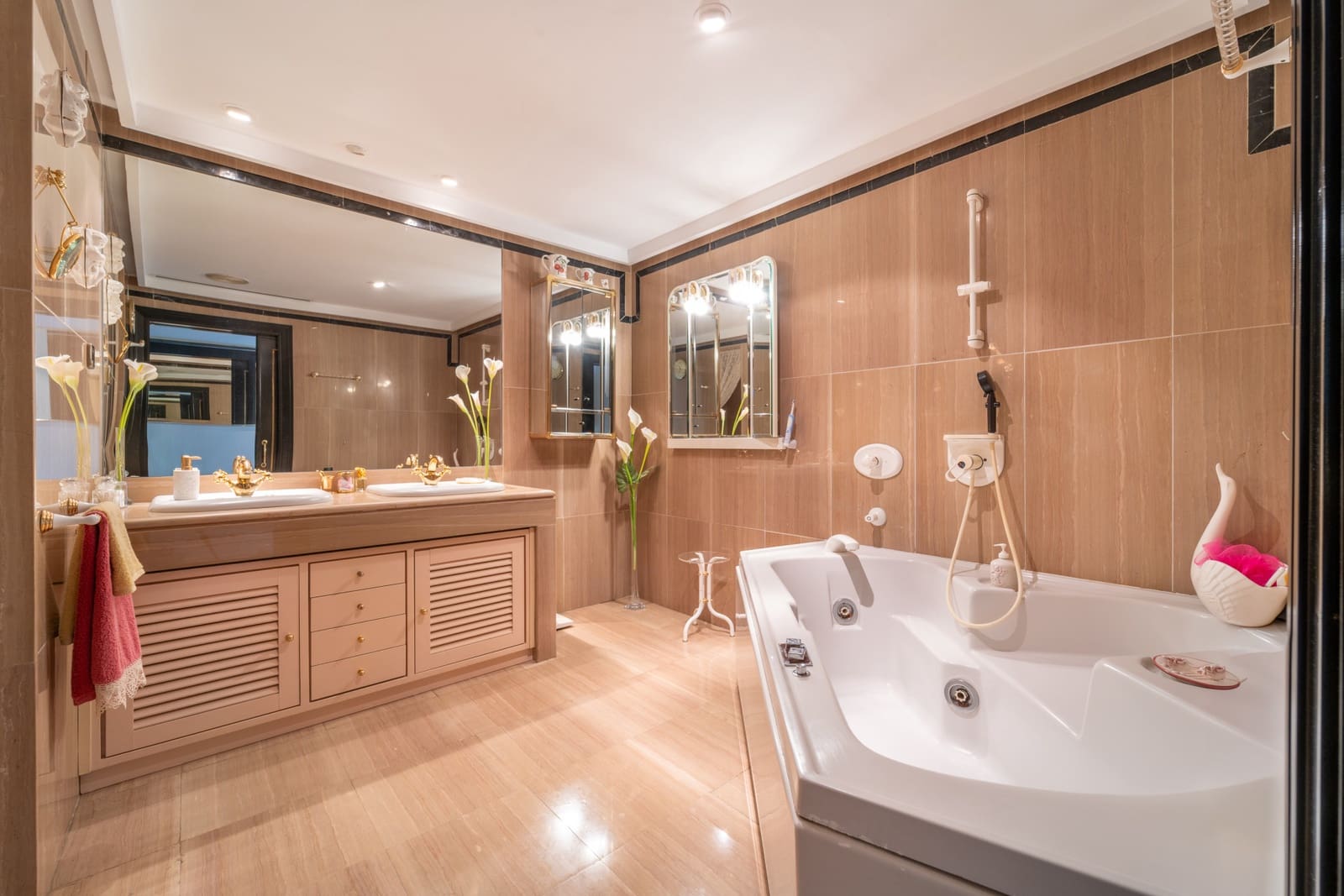 4 bedroom Apartment for sale in Marbella with pool garage - € 2,650,000 (Ref: 9232843)