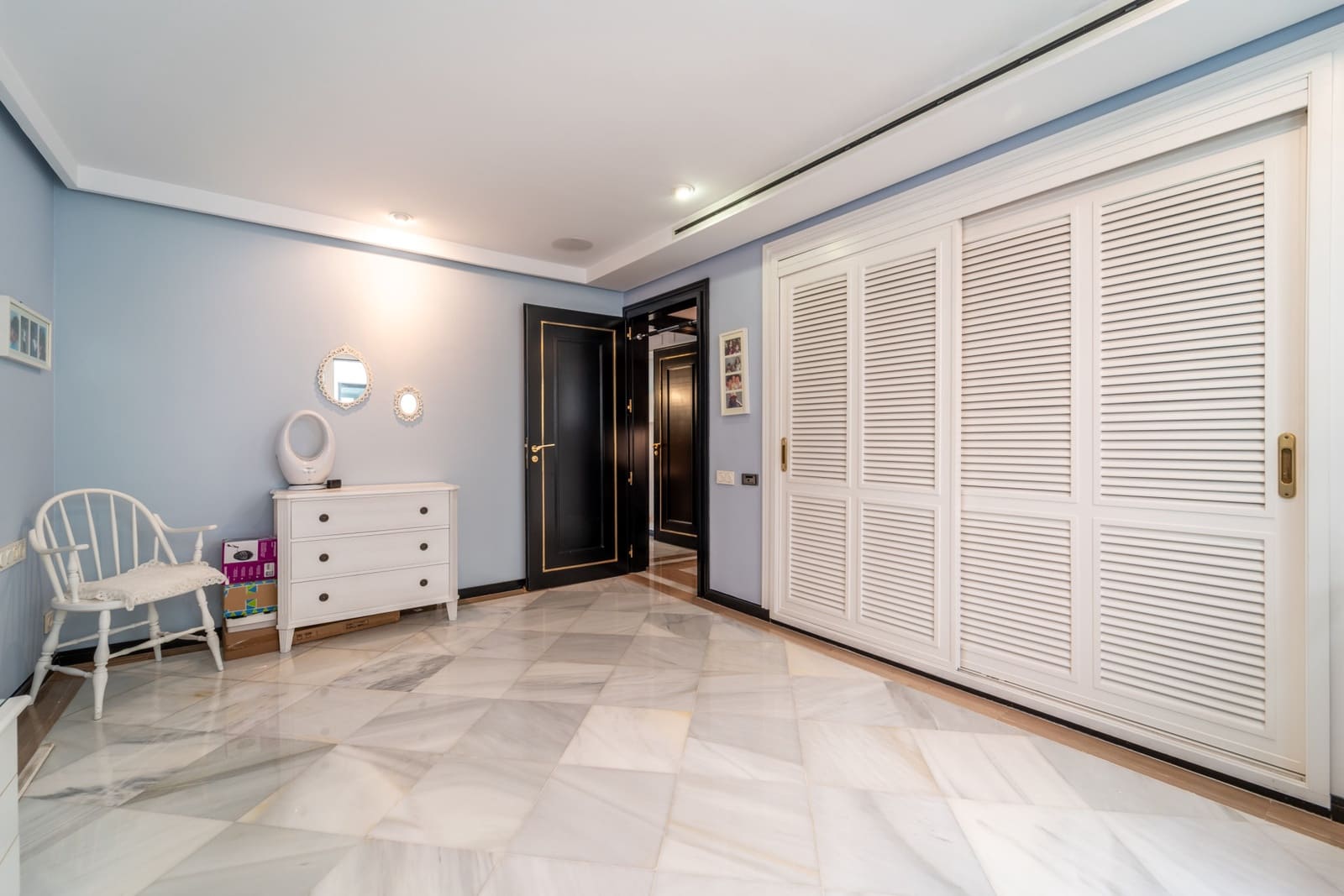 4 bedroom Apartment for sale in Marbella with pool garage - € 2,650,000 (Ref: 9232843)
