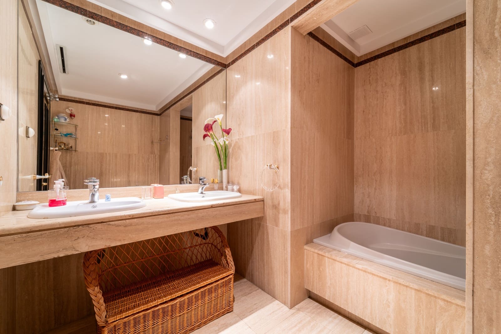 4 bedroom Apartment for sale in Marbella with pool garage - € 2,650,000 (Ref: 9232843)