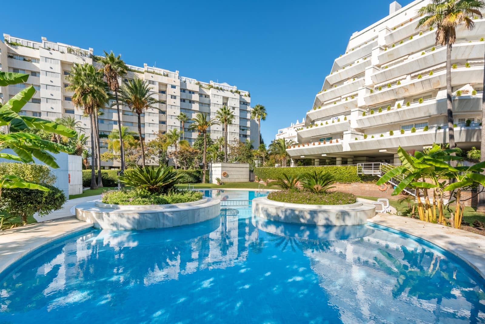 4 bedroom Apartment for sale in Marbella with pool garage - € 2,650,000 (Ref: 9232843)