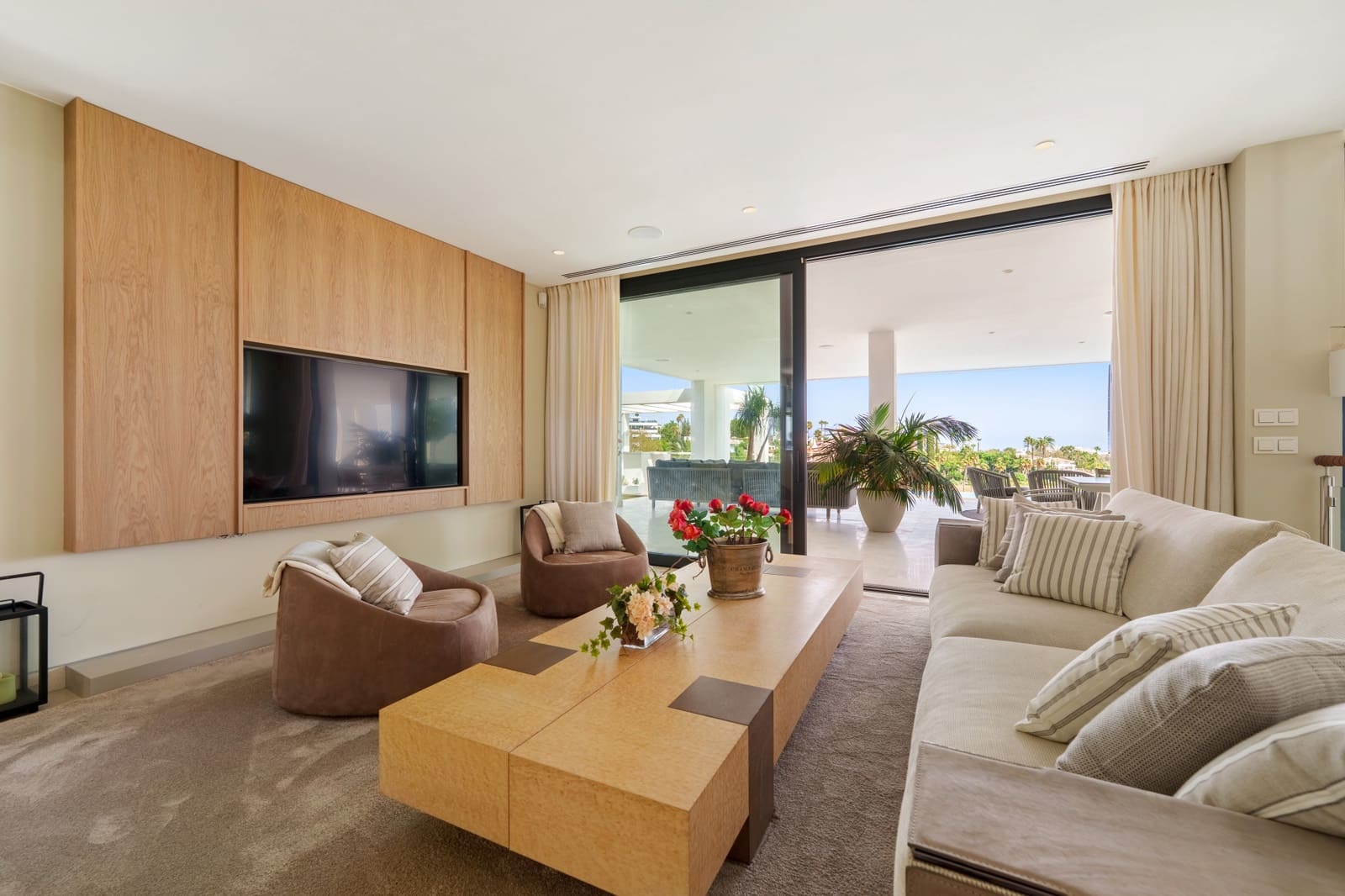 5 bedroom Villa for sale in Nueva Andalucia with pool garage - € 4,995,000 (Ref: 9262450)