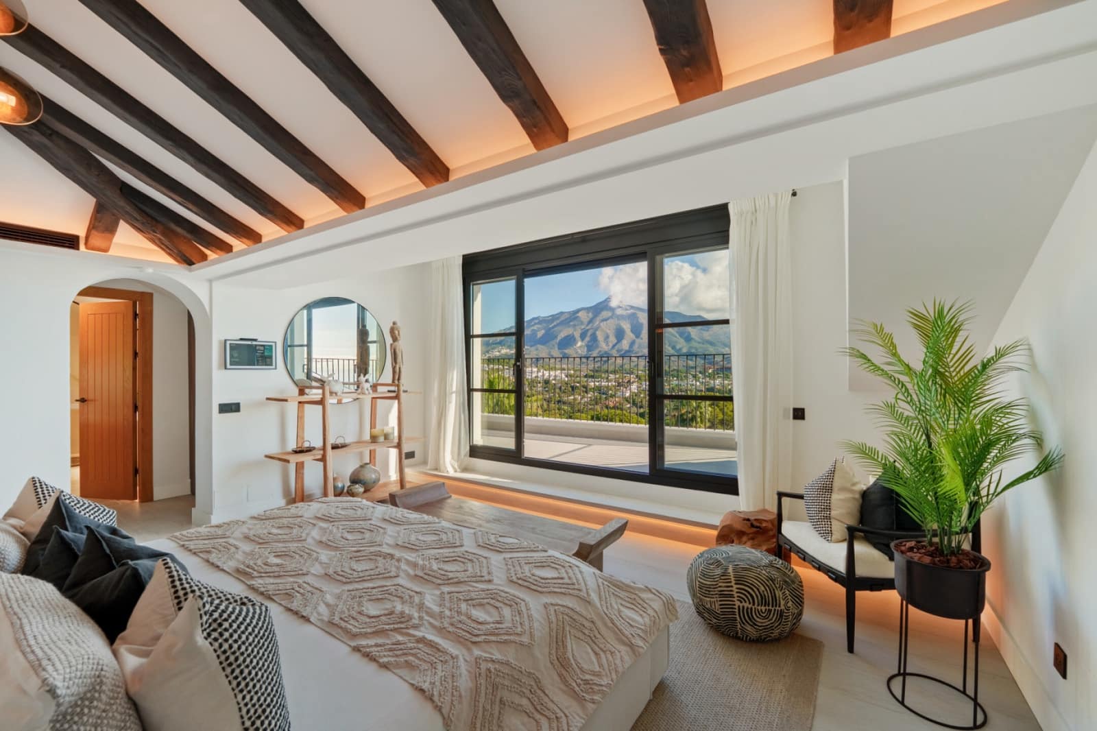 6 slaapkamer Villa te koop in Nueva Andalucia met zwembad garage - € 11.950.000 (Ref: 9285167)