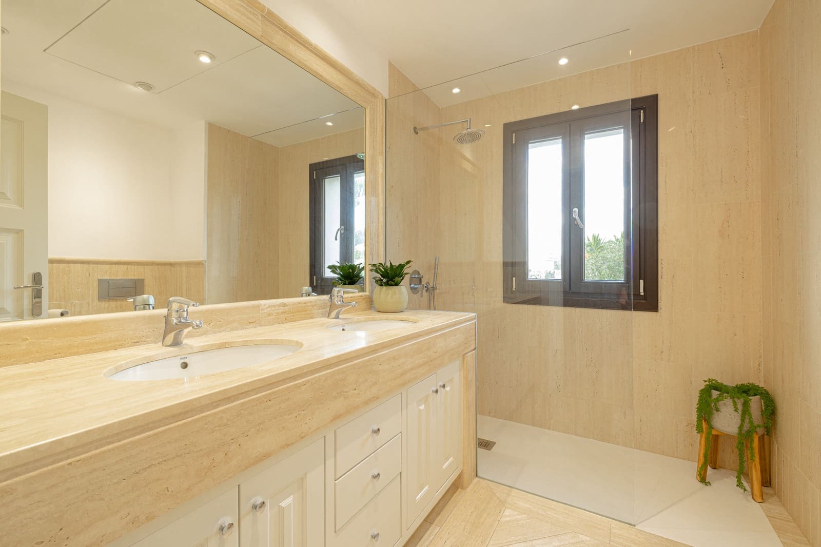 6 bedroom Villa for rent in Guadalmina with pool garage - € 12,500 (Ref: 9289642)