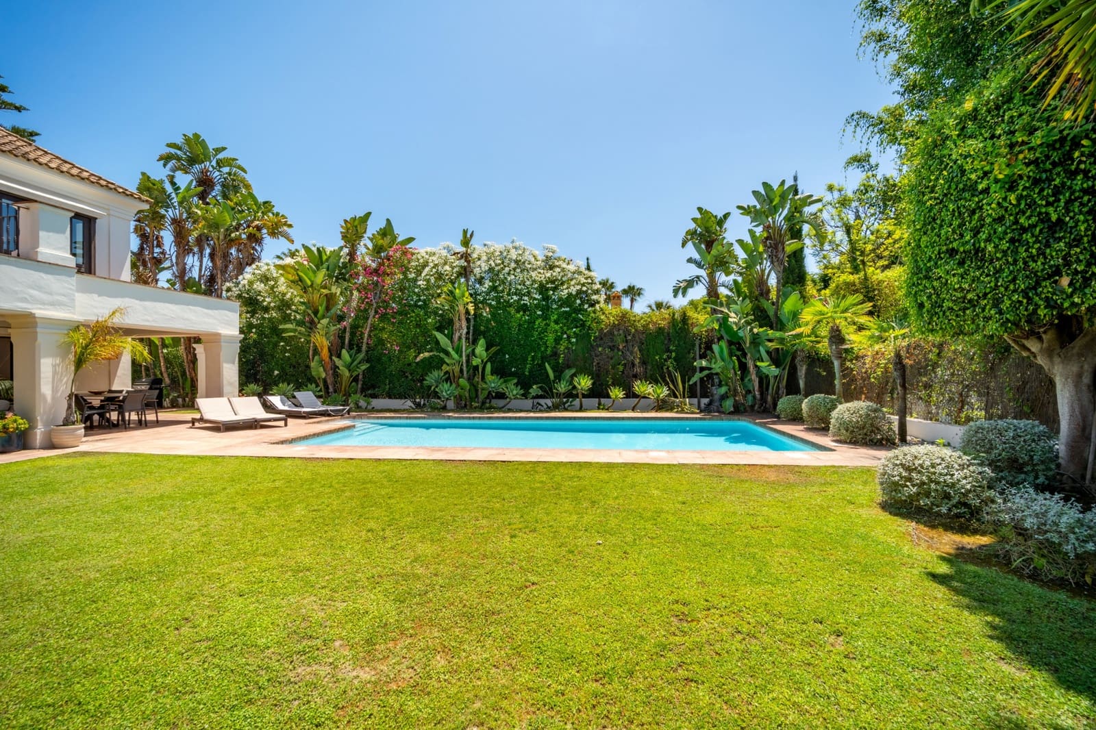 6 bedroom Villa for rent in Guadalmina with pool garage - € 12,500 (Ref: 9289642)