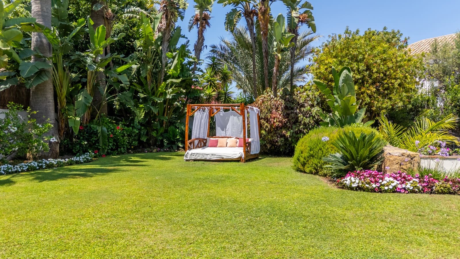 6 bedroom Villa for rent in Guadalmina with pool garage - € 12,500 (Ref: 9289642)