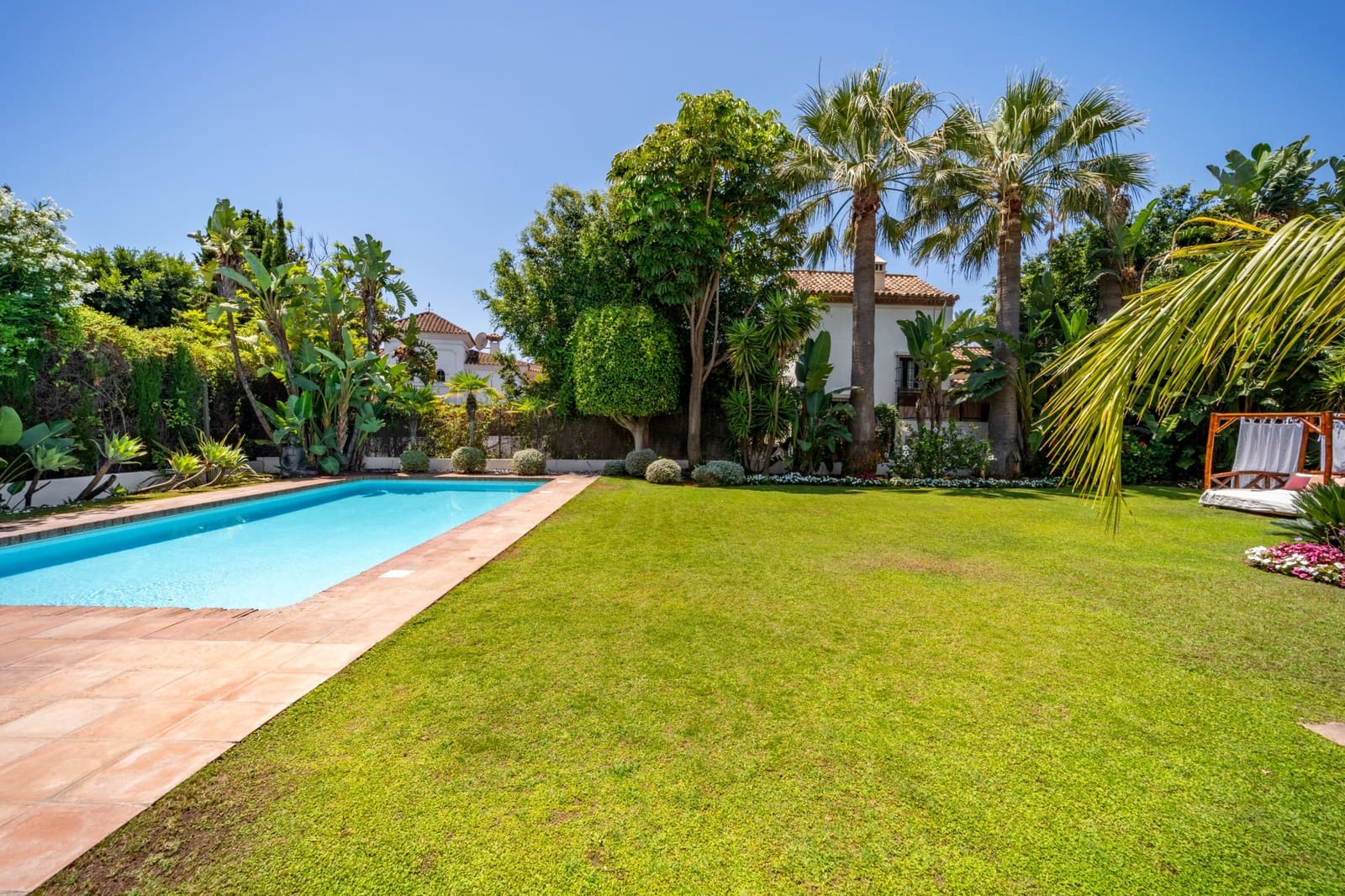 6 bedroom Villa for rent in Guadalmina with pool garage - € 12,500 (Ref: 9289642)