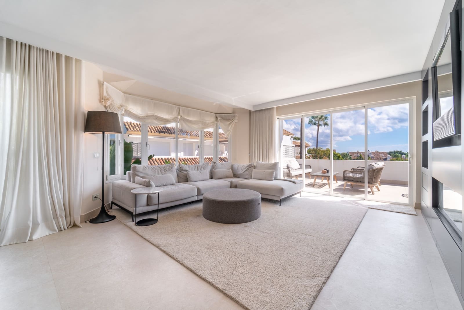 3 sypialnia Apartament do wynajęcia w Marbella z basenem garażem - 9 200 € (Ref: 9296392)