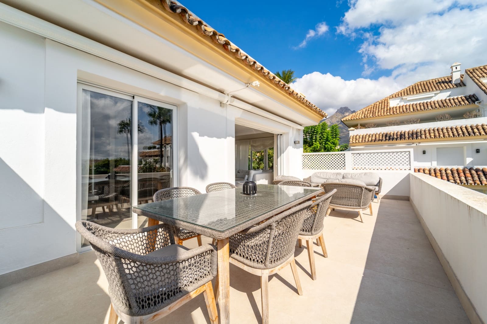 3 sypialnia Apartament do wynajęcia w Marbella z basenem garażem - 9 200 € (Ref: 9296392)