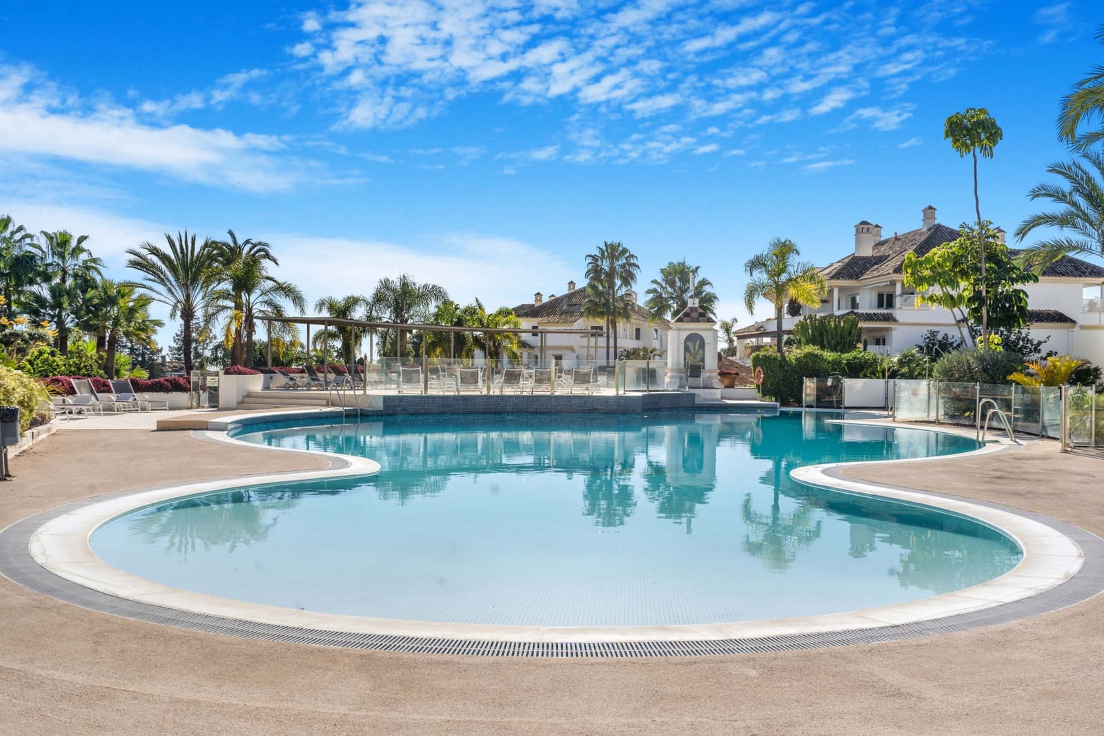 3 sypialnia Apartament do wynajęcia w Marbella z basenem garażem - 9 200 € (Ref: 9296392)