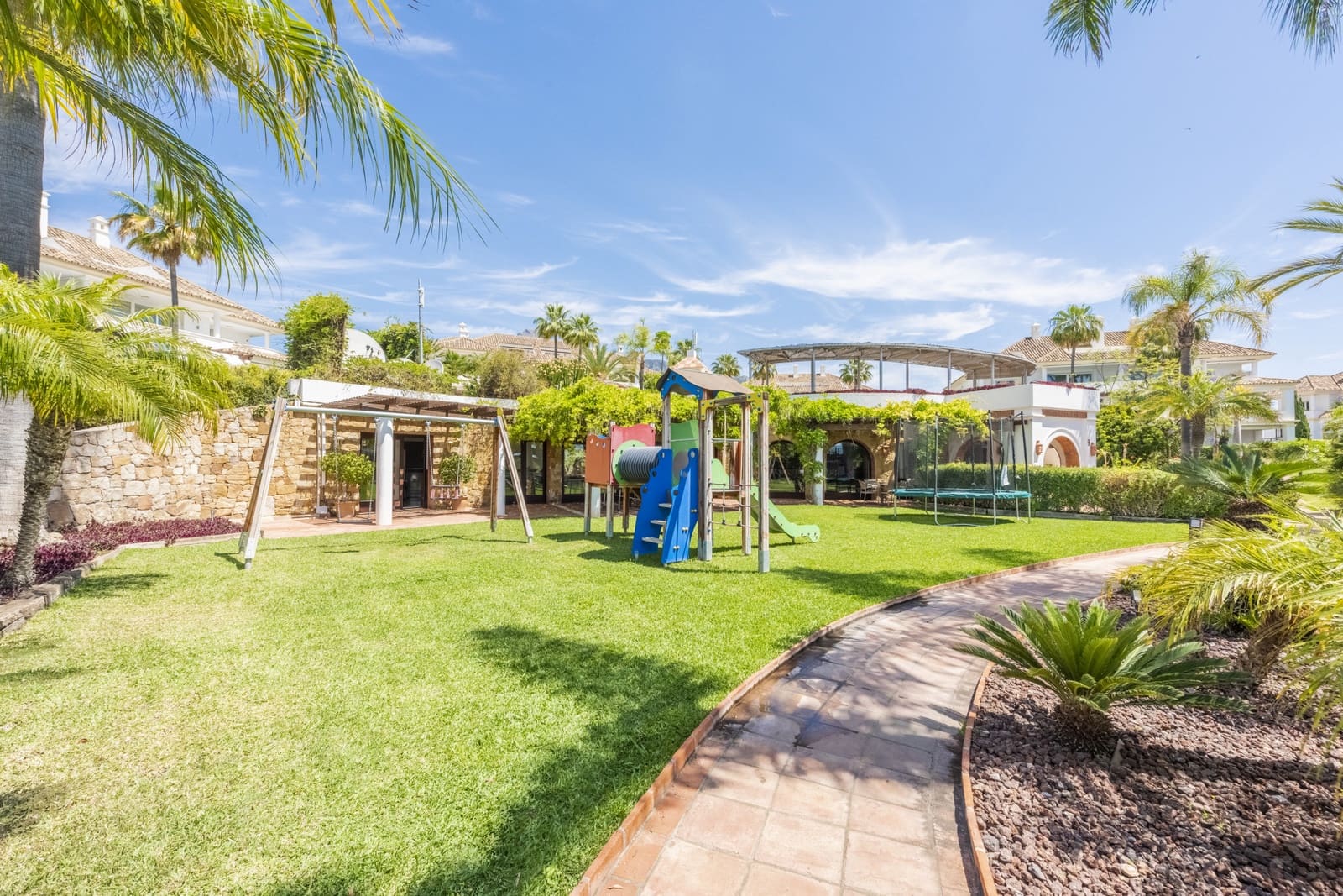 3 sypialnia Apartament do wynajęcia w Marbella z basenem garażem - 9 200 € (Ref: 9296392)