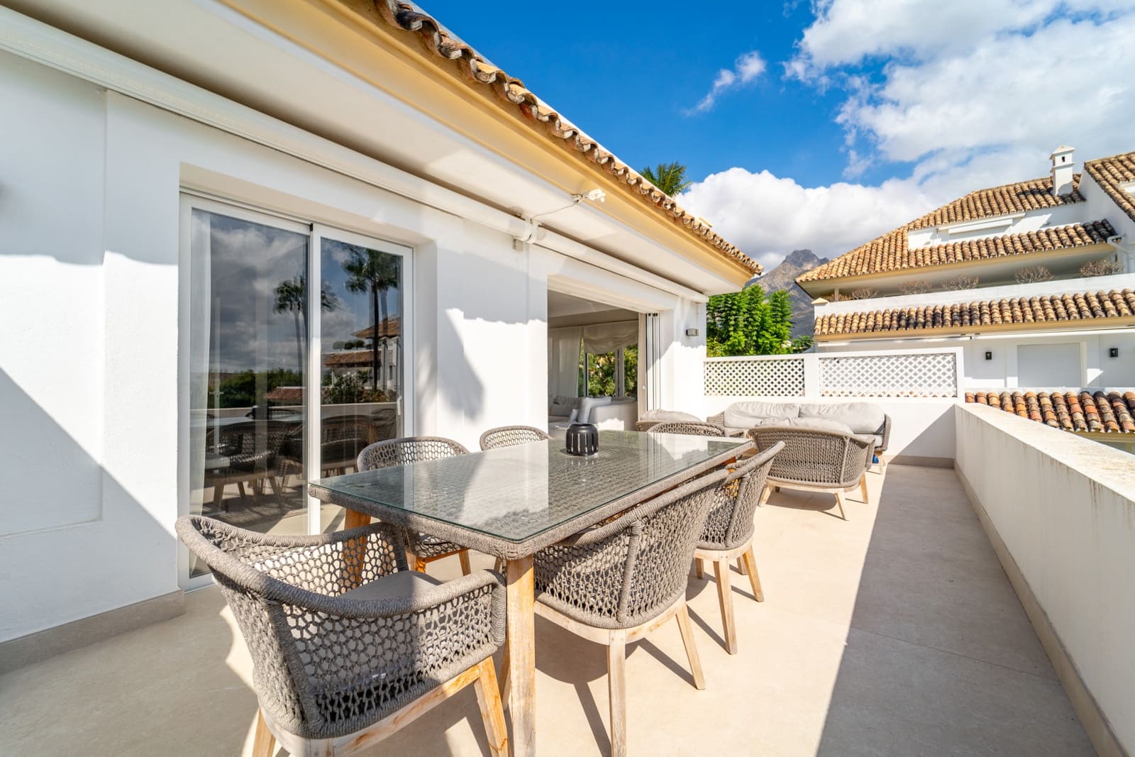 3 bedroom Apartment for rent in Marbella with pool garage - € 9,200 (Ref: 9296392)