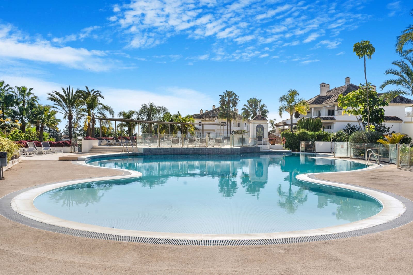 3 bedroom Apartment for rent in Marbella with pool garage - € 9,200 (Ref: 9296392)