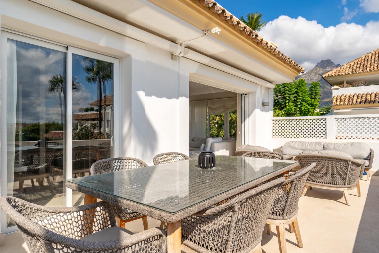 3 bedroom Apartment for rent in Marbella with pool garage - € 9,200 (Ref: 9296392)