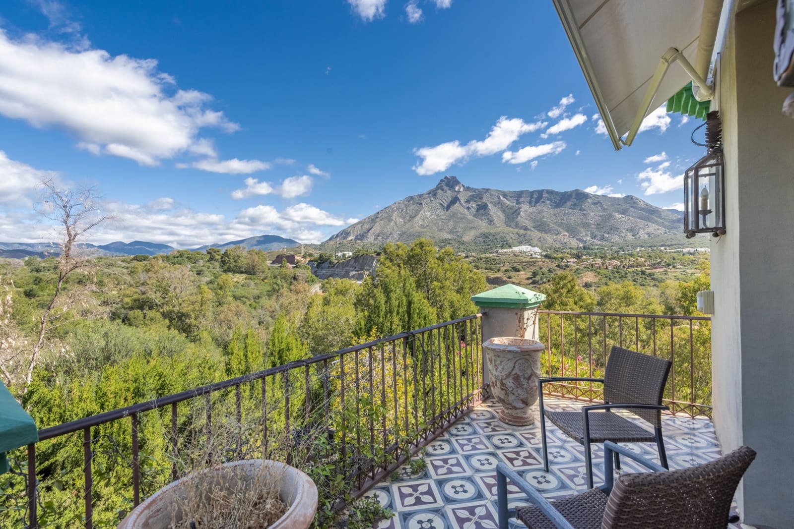 5 bedroom Villa for sale in Marbella with pool garage - € 2,790,000 (Ref: 9297136)