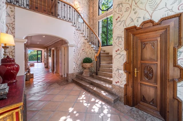 Chalet de 8 habitaciones en Guadalmina Baja, Marbella en venta con piscina garaje - 7.500.000 € (Ref: 9303327)