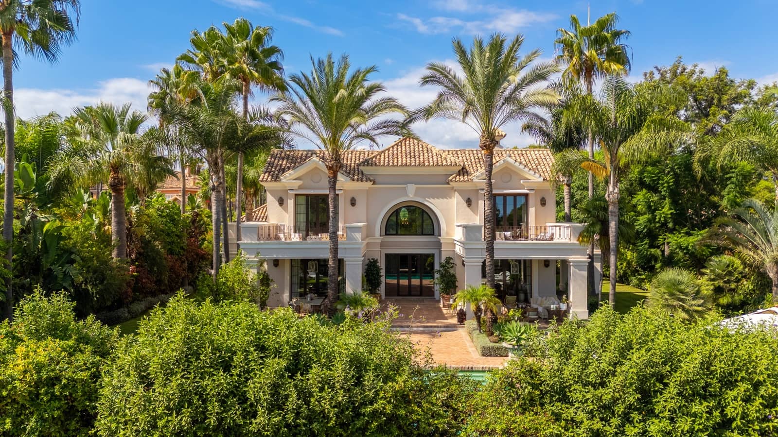 8 bedroom Villa for sale in Guadalmina with pool garage - € 7,500,000 (Ref: 9303327)