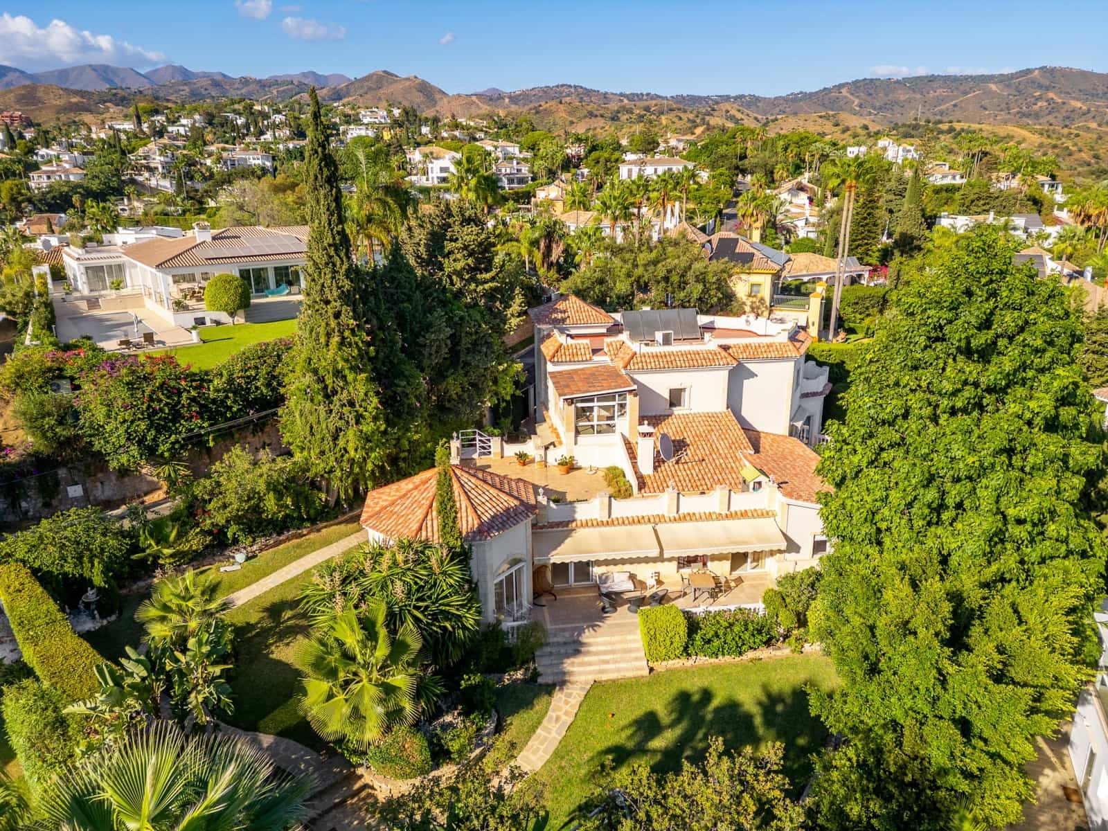 5 bedroom Villa for sale in Marbella with pool garage - € 1,900,000 (Ref: 9303331)
