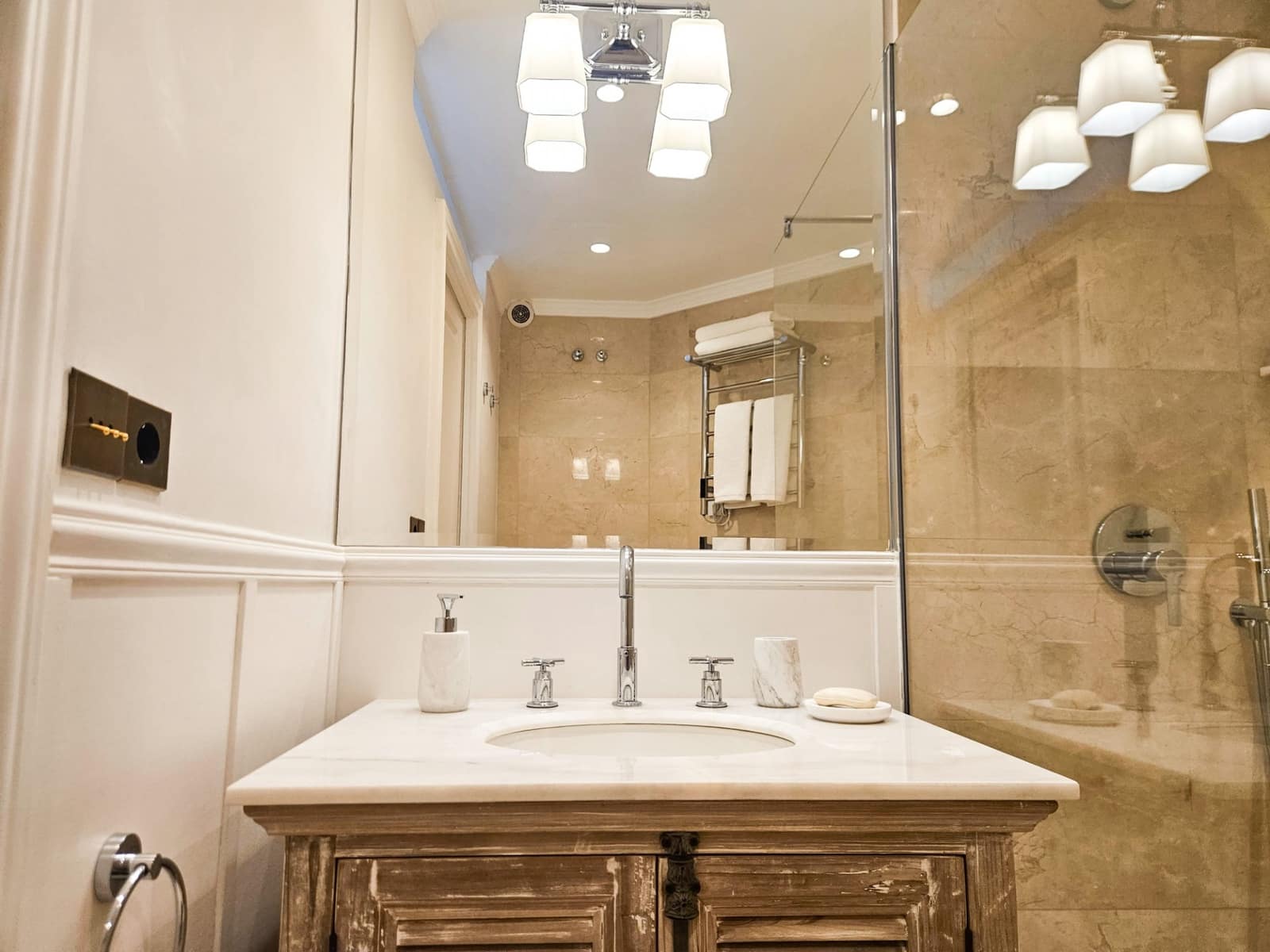 Appartement de 2 chambres à louer à Marbella avec garage - 4 500 € (Ref: 9312036)