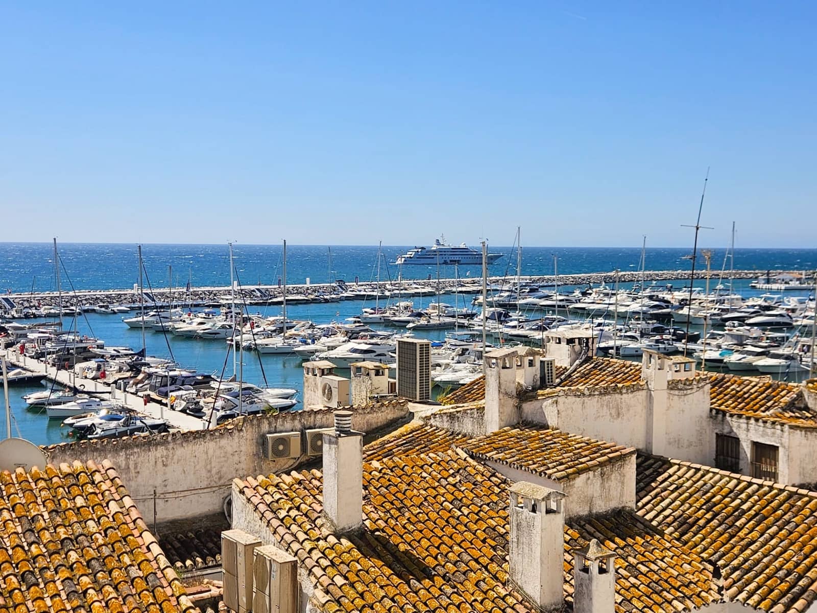 Appartement de 2 chambres à louer à Marbella avec garage - 4 500 € (Ref: 9312036)